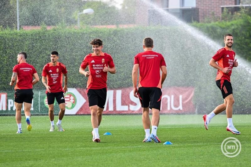 Varga Barnabás (j) és Tóth Alex (b3) a magyar labdarúgó-válogatott edzésén az MLSZ Telki Edzőközpontjában 2025. szeptember 8-án. A csapat a 2026-os világbajnokság selejtezőjében a portugál válogatott ellen lép pályára a budapesti Puskás Arénában szeptember 9-én. MTI/Illyés Tibor