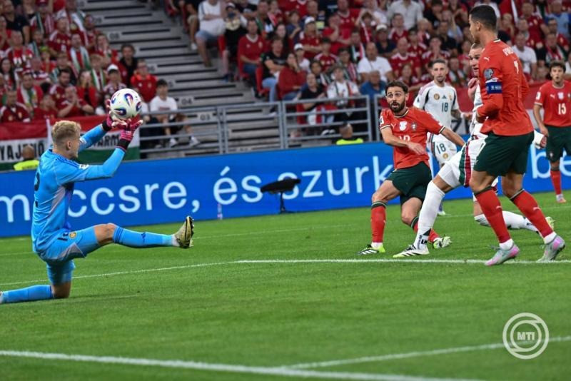 Tóth Balázs kapus (b) mellett a portugál Bernardo Silva (b2) gólt szerez a Magyarország - Portugália labdarúgó világbajnoki selejtező mérkőzésen a Puskás Arénában 2025. szeptember 9-én. MTI/Illyés Tibor