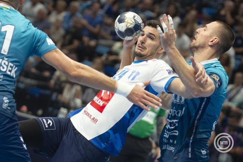 Szeged, 2025. szeptember 11. Fazekas Gergő, az Orlen Wisla Plock játékosa (j2), valamint a szegedi Borut Mackovsek (b) és Gleb Kalaras (j) a kézilabda férfi Bajnokok Ligája csoportkörében, a B csoport első fordulójában játszott OTP Bank-Pick Szeged - Orlen Wisla Plock mérkőzésen a szegedi Pick Arénában 2025. szeptember 11-én. MTI/Ujvári Sándor