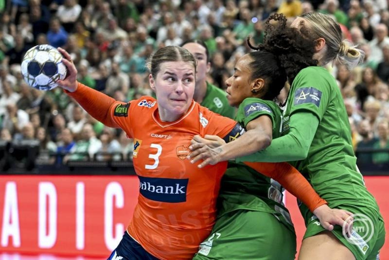 Estelle Veronique Nze Minko (k) és Kelly Dulfer (j), a Győr, valamint Maren Nyland Aardahl, az Odense játékosa (b) a női kézilabda Bajnokok Ligája döntőjében játszott Győri Audi ETO KC - Odense HB mérkőzésen az MVM Dome-ban 2025. június 1-jén. MTI/Illyés Tibor