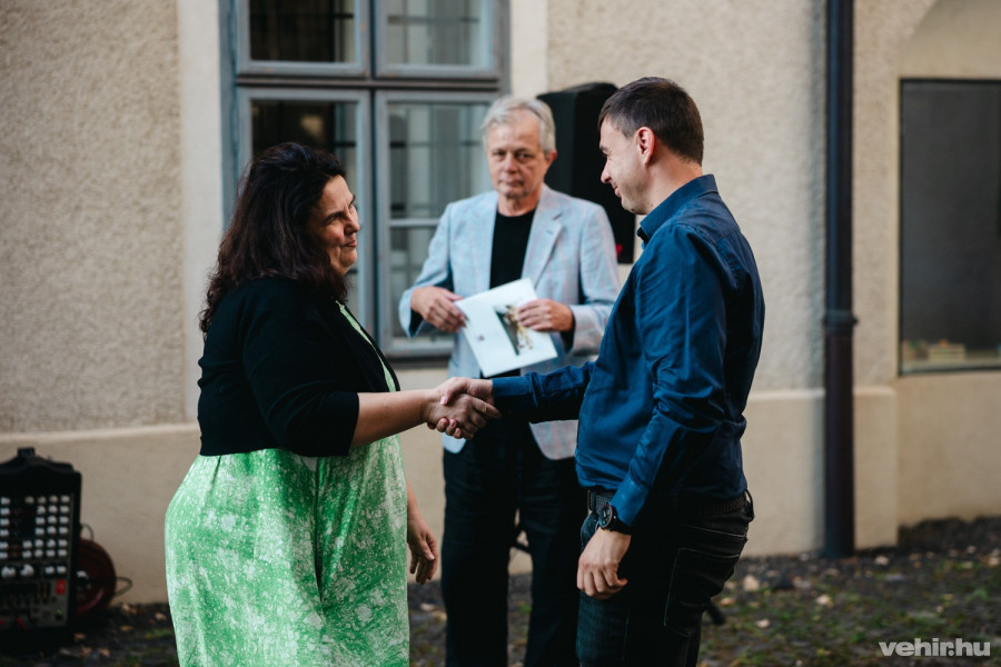 Grászli Bernadett, a Művészetek Háza igazgatója gratulál Szalai Csabának