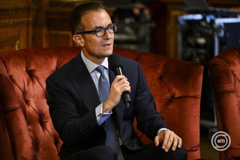 Kutas István, a Magyar Bankholding (MBH) kommunikációs ügyvezető igazgatója a Nemzeti Sport Gála beharangozó sajtótájékoztatóján a Magyar Állami Operaházban 2025. szeptember 17-én. Január 12-én rendezik meg az Év sportolója díjátadó ünnepséget, amelynek új elnevezése Nemzeti Sport Gála, s amelyre ezúttal is a Magyar Állami Operaházban kerül sor. MTI/Hegedüs Róbert