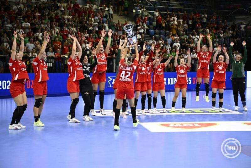 Az Európa-bajnoki bronzérmes magyar női kézilabda válogatott 34-32-re legyőzte az olimpiai és világbajnoki negyedik helyezett svéd csapatot a szombati felkészülési mérkőzésen, Tatabányán.