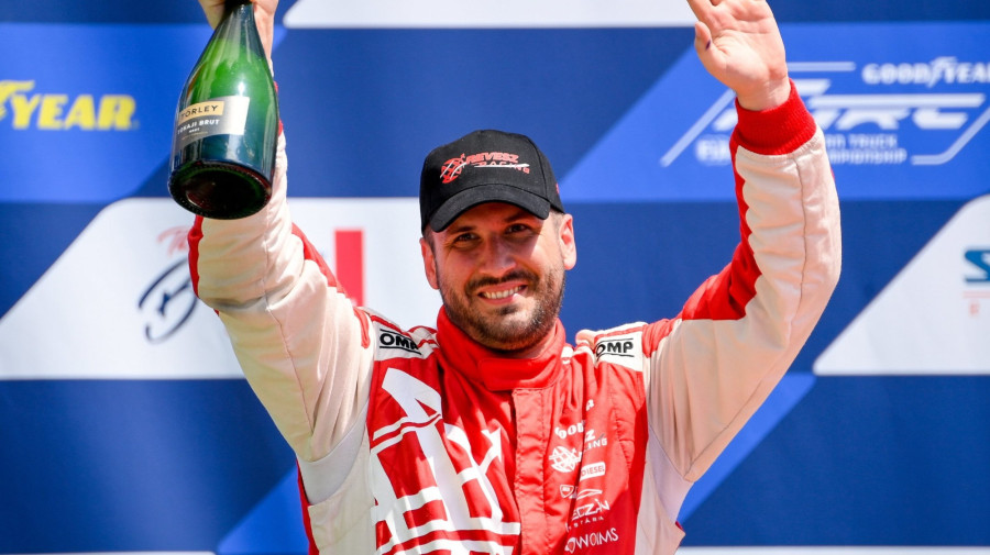 A gyõztes Kiss Norbert, a Révész Racing versenyzõje a gyorsasági kamion Európa-bajnokság második, magyarországi fordulója harmadik versenyének eredményhirdetésén a mogyoródi Hungaroringen 2022. június 12-én.MTI/Czeglédi Zsolt