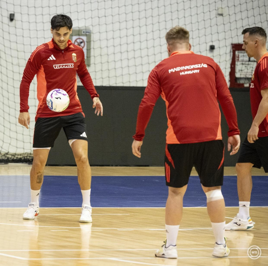 Hadházi Sándor (b) a magyar futsalválogatott edzésén a craiovai Polyvalent Hall sportcsarnokban 2025. szeptember 23-án. A magyar csapat másnap Európa-bajnoki pótselejtező visszavágó mérkőzést játszik Románia ellen; az első meccsen a magyar válogatott 3-2-re győzött. MTI/Szigetváry Zsolt