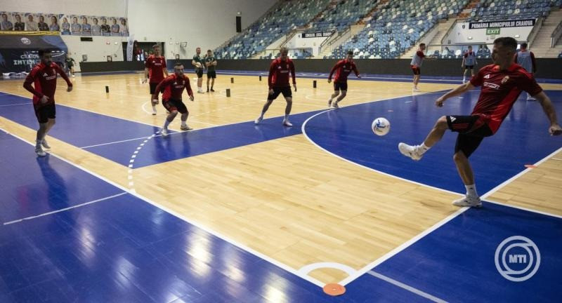 A magyar futsalválogatott edzése a craiovai Polyvalent Hall sportcsarnokban 2025. szeptember 23-án. A magyar csapat másnap Európa-bajnoki pótselejtező visszavágó mérkőzést játszik Románia ellen; az első meccsen a magyar válogatott 3-2-re győzött. MTI/Szigetváry Zsolt