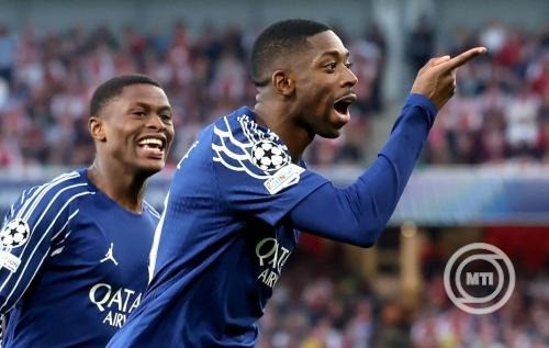 Ousmane Dembélé, a Paris Saint-Germain játékosa (j), miután berúgta a találkozó első gólját a labdarúgó Bajnokok Ligája elődöntőjének első, Arsenal-Paris Saint-Germain mérkőzésén a londoni Emirates Stadionban 2025. április 29-én. MTI/EPA/Neil Hall