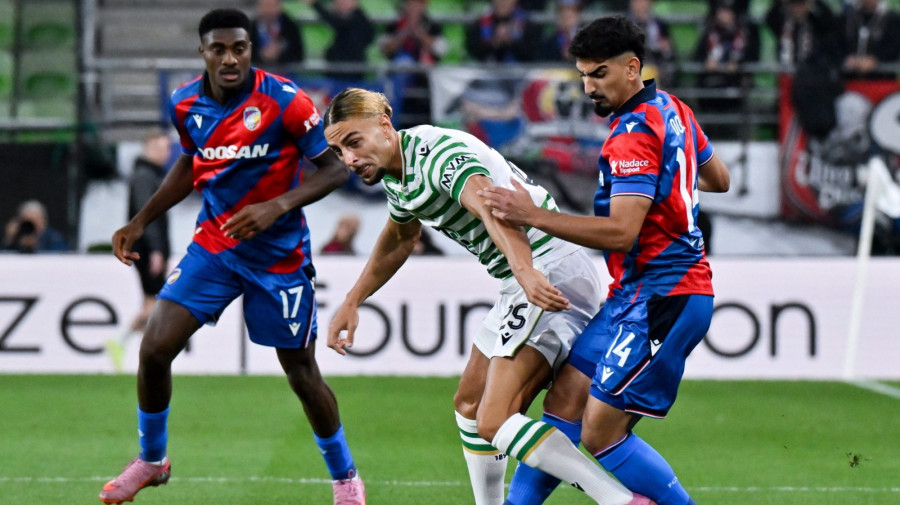 Cebrails Makreckis, a Ferencváros (k) és Merchas Doski, a Viktoria Plzen játékosa (j) a labdarúgó Európa-liga alapszakaszának elsõ fordulójában játszott Ferencváros TC - Viktoria Plzen mérkõzésen a budapesti Groupama Arénában 2025. szeptember 25-én.MTI/Illyés Tibor