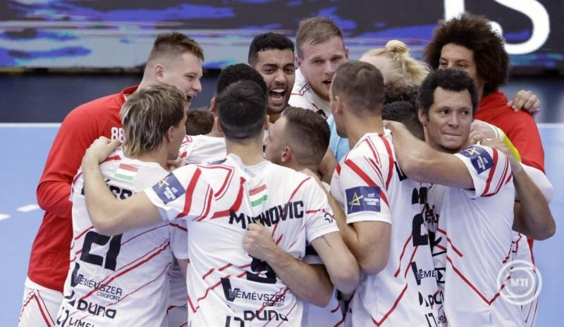 A One Veszprém HC játékosai a férfi kézilabda Bajnokok Ligája csoportkörében, az A csoport harmadik fordulójának Dinamo Bucuresti-One Veszprém HC mérkőzésén aratott 30-27-es győzelmük után Bukarestben 2025. szeptember 24-én. MTI/EPA/Robert Ghement