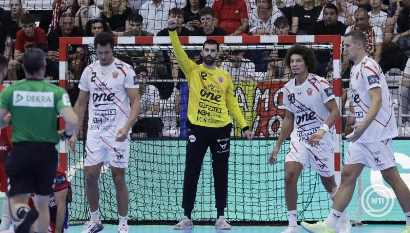 Rodrigo Corrales, a One Veszprém HC kapusa (k) a férfi kézilabda Bajnokok Ligája csoportkörében, az A csoport harmadik fordulójának Dinamo Bucuresti-One Veszprém HC mérkőzésén Bukarestben 2025. szeptember 24-én. MTI/EPA/Robert Ghement