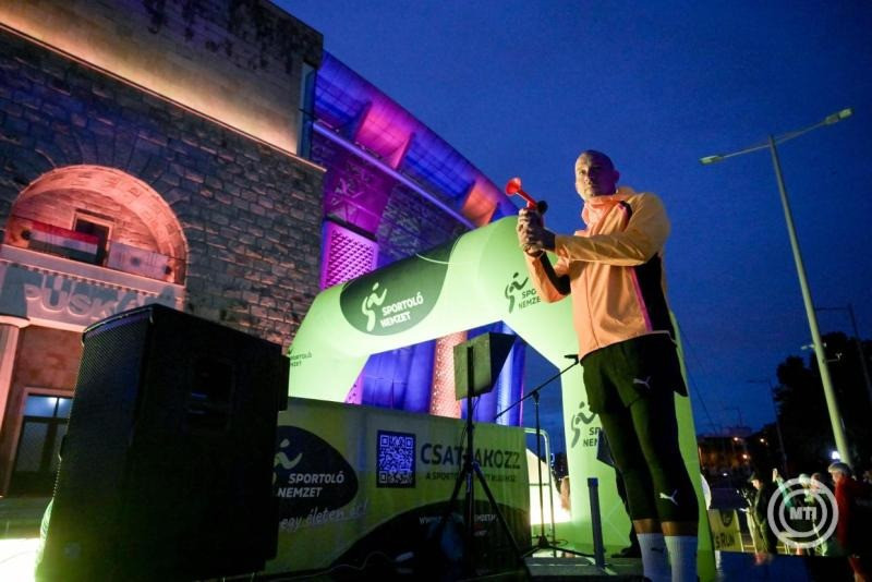 Schmidt Ádám, a Honvédelmi Minisztérium sportért felelős államtitkára elindítja a 2 kilométeres versenyszámot a Led's Run esti fényfutáson a Puskás Arénában 2025. szeptember 26-án. MTI/Bruzák Noémi