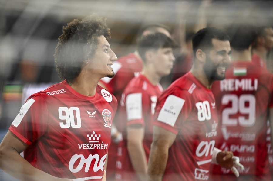 Ali Zein, a Veszprém játékosa (b) a férfi kézilabda klubvilágbajnokság C csoport második fordulójában játszott One Veszprém KC - al-Ahli SC mérközésen Egyiptom Új Adminisztratív Fõvárosában 2025. szeptember 28-án. MTI/EPA/Mohamed Hosszam