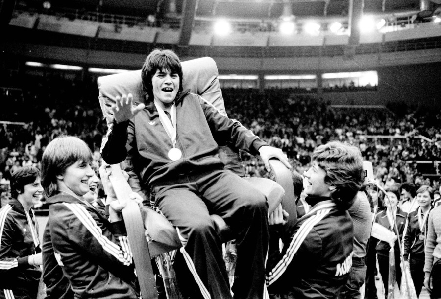 Budapest, 1982. december 12. Sterbinszky Amáliát ünneplik csapattársai, székén magasba emelve, miután átvette a különdíjat a VIII. Nõi Kézilabda VB hatos döntőjében nyújtott teljesítményéért. MTI/Németh Ferenc 
