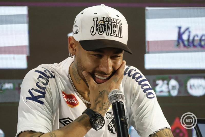 Neymar brazil labdarúgó a Santos csapatnál tartott sajtótájékoztatón 2025. január 31-én. A 33 éves Neymar a hét elején közös megegyezéssel szerződést bontott a szaúdi bajnokságban éllovas al-Hilallal és hathónapos szerződést írt alá a nevelő egyesületénél, a Santosnál. MTI/EPA/EFE/Sebastiao Moreira