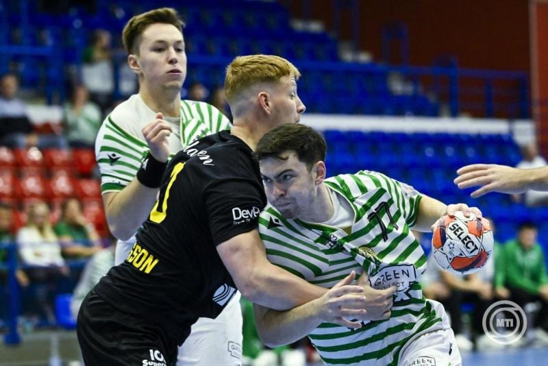 Csörgő Kristóf, az FTC (j) és Arnór Vidarsson, Karlskrona játékosa a férfi kézilabda Európa Liga csoportkörében játszott FTC-Green Collect - HF Karlskrona mérkőzésen az Érd Arénában 2025. október 14-én. MTI/Hegedüs Róbert