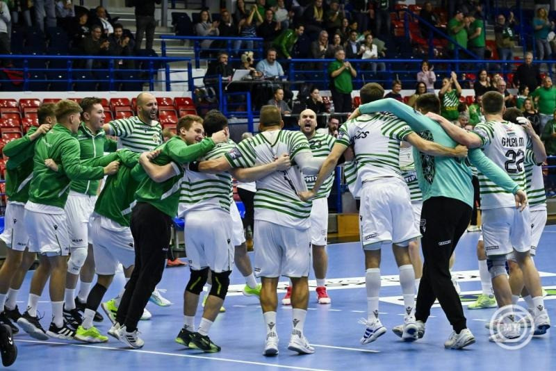 A Ferencváros játékosai ünneplik győzelmüket a férfi kézilabda Európa Liga csoportkörében játszott FTC-Green Collect - HF Karlskrona mérkőzés végén az Érd Arénában 2025. október 14-én. A Ferencváros 31-29-re győzött a svéd csapat ellen. MTI/Hegedüs Róbert