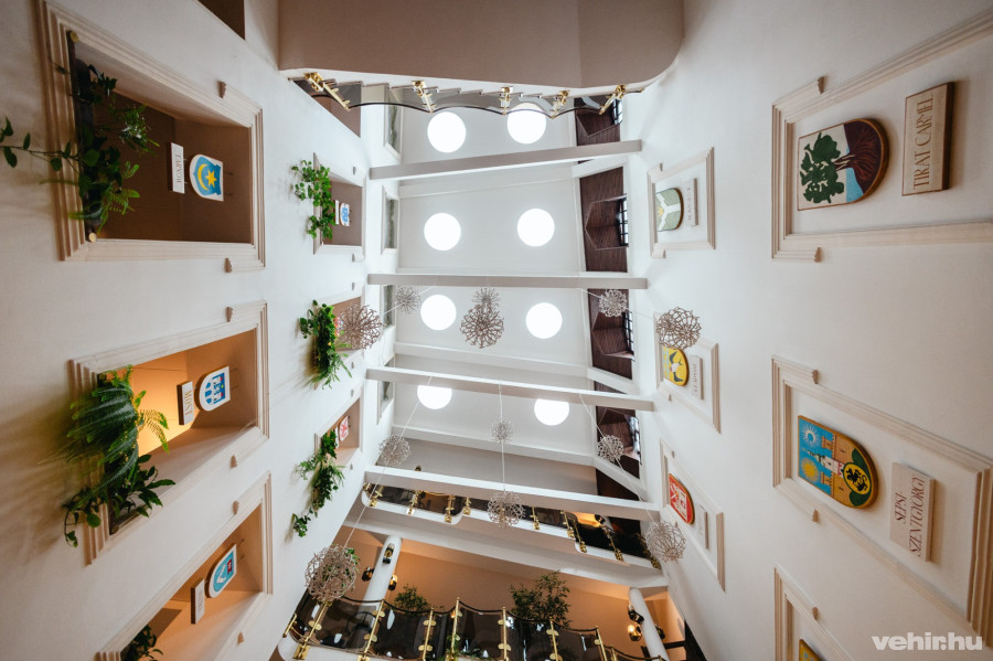 Három emelet belmagasságú az egykori udvarból kialakított aula