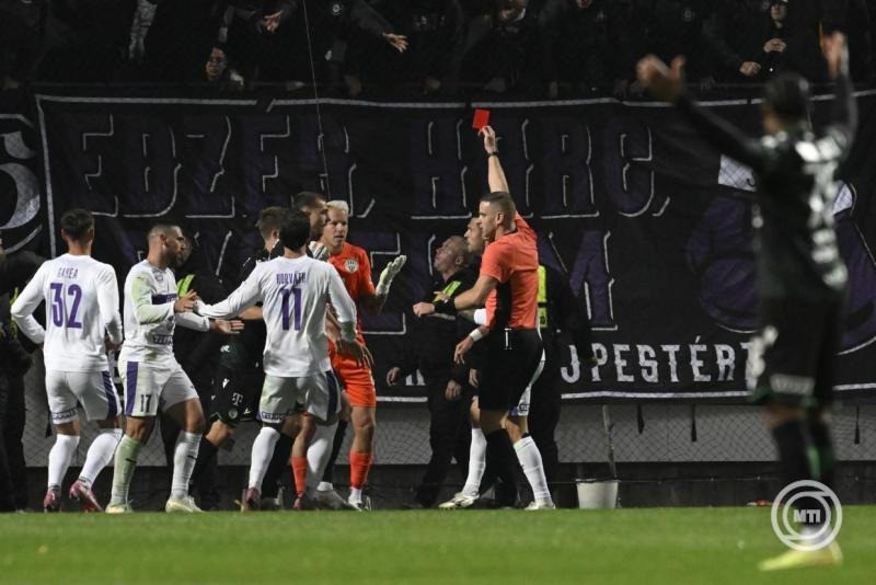 Budapest, 2025. október 19. Bogár Gergő játékvezető (j2) kiállítja Gróf Dávidot, a Ferencváros kapusát (b6) a Fizz Liga 10. fordulójában az Újpest FC - Ferencvárosi TC mérkőzésen a Szusza Ferenc Stadionban 2025. október 19-én. A végeredmény 1-1-es döntetlen. MTI/Szigetváry Zsolt