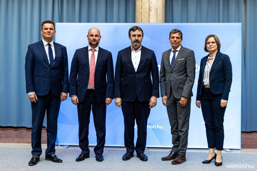 Birkner Zoltán, a Pannon Egyetemért Alapítvány kuratóriumi elnöke, Csillag Zsolt, az egyetem kancellárja, Palkovics László, kormánybiztos, Abonyi János, rektor, Fogarassyné Vathy Ágnes, a MIK dékáni megbízottja az áprilisi megbeszélés után
