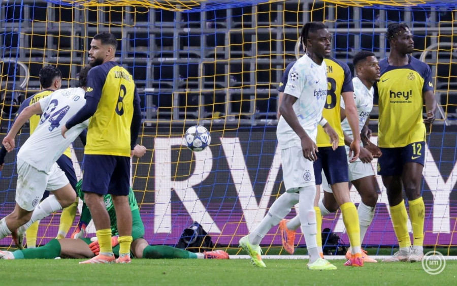 Denzel Dumfries, az Internazinale játékosa (j2), miután megszerezte a találkozó első gólját a labdarúgó Bajnokok Ligája alapszakasza harmadik fordulójának Union Saint-Gilloise-Internazional mérkőzésén Brüsszelben 2025. október 21-én. MTI/EPA/Olivier Matthys