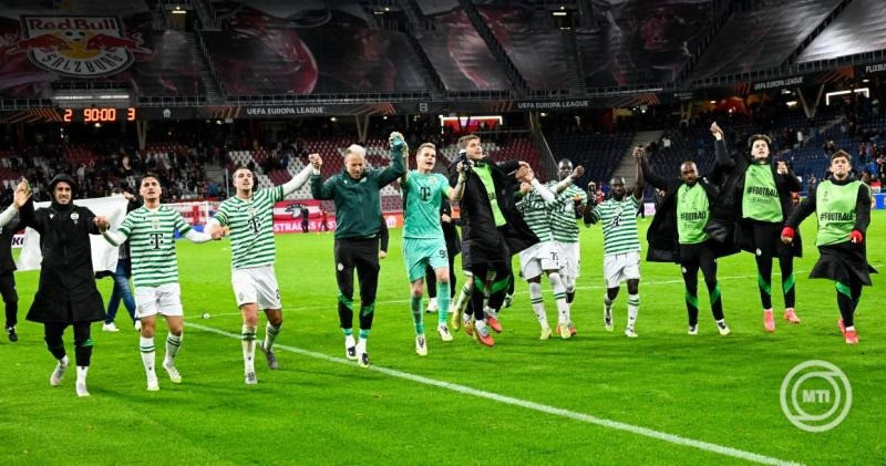A gólszerző Varga Barnabás (b) és Bamidele Yusuf, a Ferencváros játékosai ünnepelnek a labdarúgó Európa-liga alapszakaszának harmadik fordulójában játszott FC Red Bull Salzburg - Ferencvárosi TC mérkőzésen a salzburgi Red Bull Arénában 2025. október 23-án. MTI/Szigetváry Zsolt
