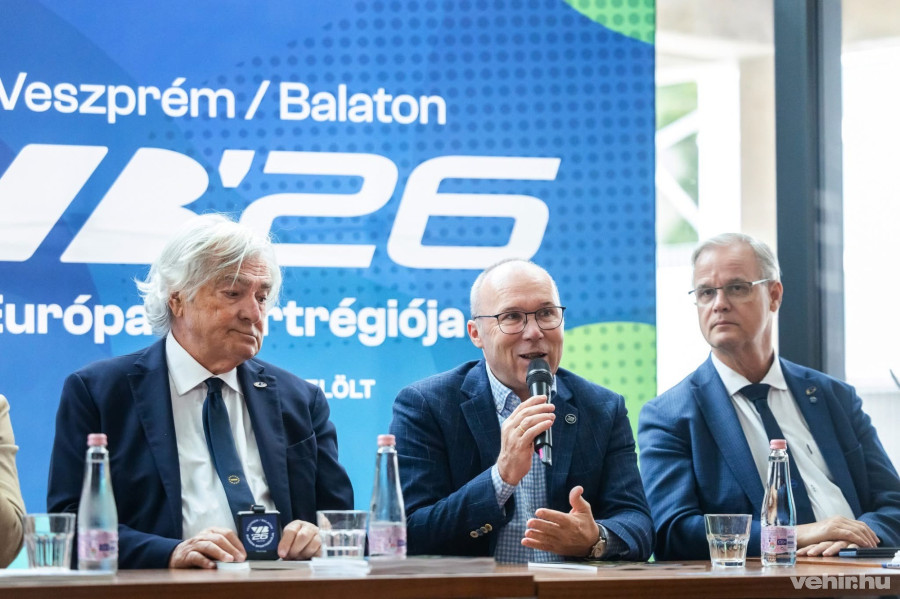 Az ACES vezetői, közöttük Porga Gyula polgármester a nyári zsűrizés alkalmával