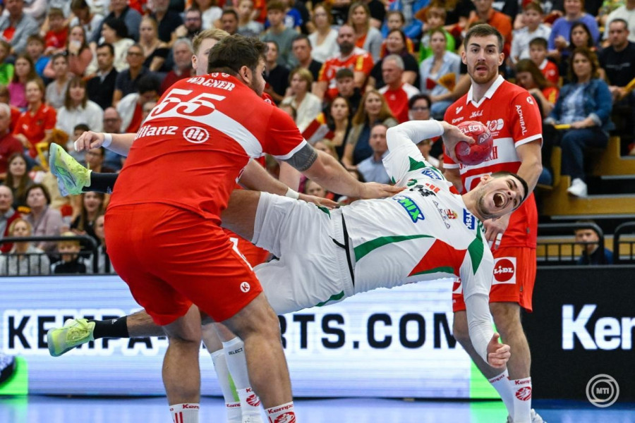 Fazekas Gergő (k), a magyar, valamint Tobias Wagner (b) és Boris Zivkovic, az osztrák válogatott játékosai az Ausztria - Magyarország barátságos férfi kézilabda-mérkőzésen a bécsi Sport Arénában 2025. november 1-jén. A találkozót az osztrák szövetség alapításának századik évfordulója alkalmából rendezték. MTI/Hegedüs Róbert