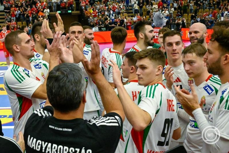 A győztes magyar válogatott tagjai az Ausztria - Magyarország barátságos férfi kézilabda-mérkőzés után a bécsi Sport Arénában 2025. november 1-jén. A magyar csapat 31-27-re megnyerte a találkozót, amelyet az osztrák szövetség alapításának századik évfordulója alkalmából rendeztek. MTI/Hegedüs Róbert