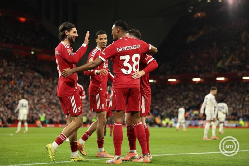 Ryan Gravenberch, a Liverpool játékosa (j2) Szoboszlai Dominikkal (b) és más csapattársaival, miután megszerezte csapata második gólját az angol első osztályú labdarúgó-bajnokság Liverpool-Aston Villa mérkőzésén a liverpooli Anfield Road-i Stadionban 2025. november 1-jén. MTI/EPA/Adam Vaughan