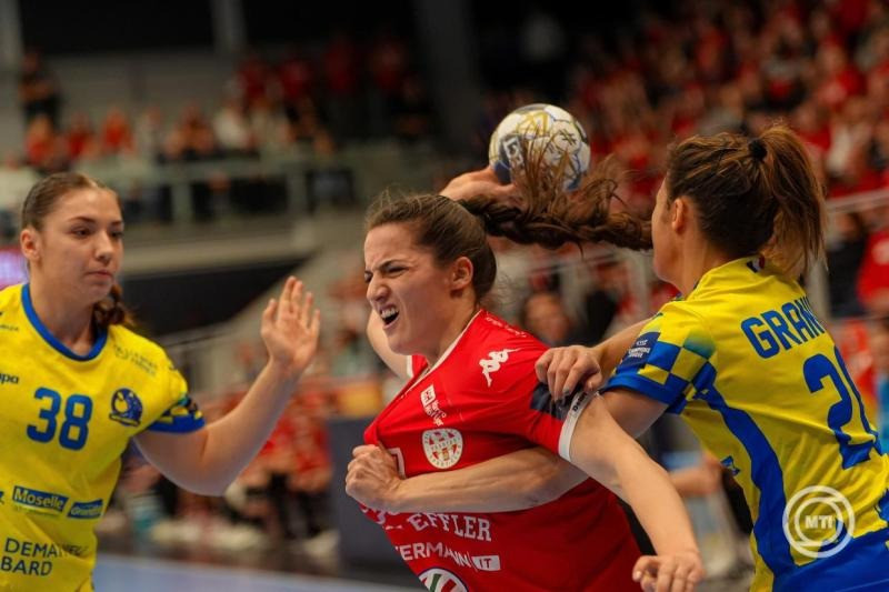 Debrecen, 2025. november 8. Szabó Nina, a Debrecen (k) és Lucie Granier, a Metz játékosa (j) a női kézilabda Bajnokok Ligája A csoportjának 7. fordulójában játszott DVSC Schaeffler - Metz HB mérkőzésen a debreceni Hódos Imre Rendezvénycsarnokban 2025. november 8-án. MTI/Derencsényi István