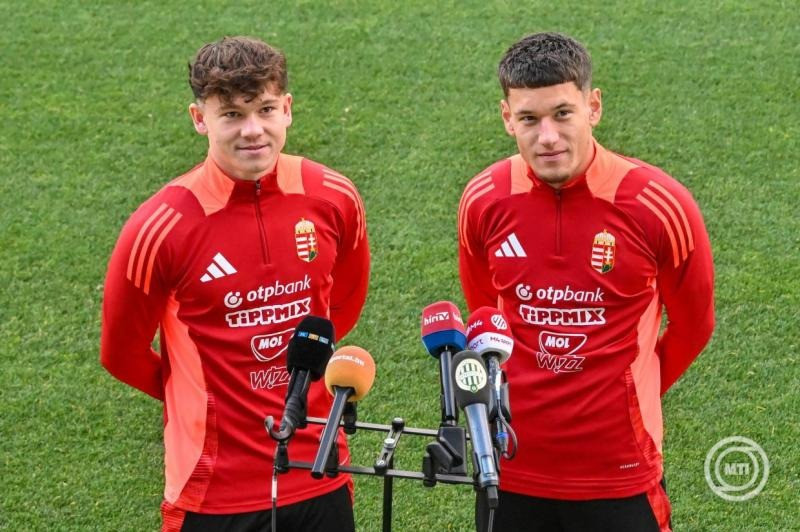 Tóth Alex (b) és Redzic Damir, a magyar labdarúgó-válogatott tagjai a csapat sajtótájékoztatóján az MLSZ Telki Edzőközpontjában 2025. november 10-én. A magyar csapat november 13-án Örményország ellen lép pályára Jerevánban, három nappal később az ír válogatott ellen játszik a Puskás Arénában. MTI/Illyés Tibor