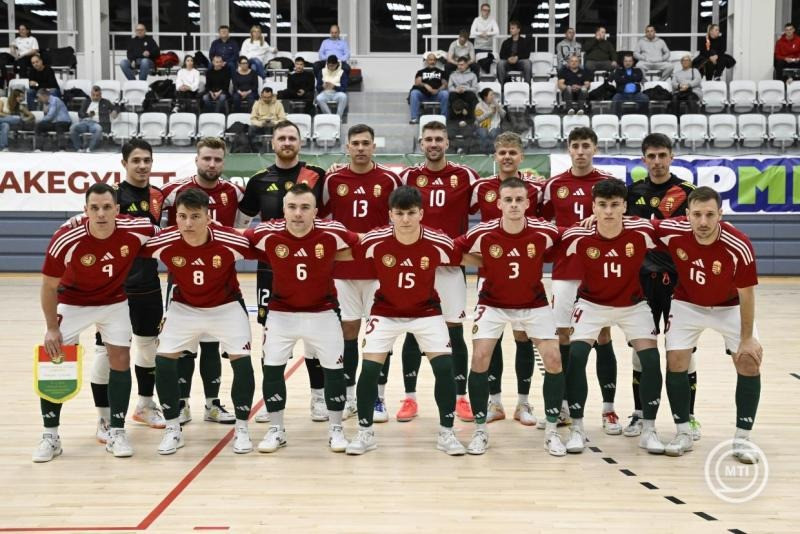 A magyar válogatott a Magyarország - Litvánia felkészülési futsalmérkőzés kezdete előtt a fővárosi Sterbinszky Amália Sportcsarnokban 2025. november 11-én. MTI/Bodnár Boglárka