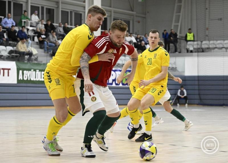 Rutai Balázs (k) és a litván Benas Spietinis (b) Magyarország - Litvánia felkészülési futsalmérkőzésen a fővárosi Sterbinszky Amália Sportcsarnokban 2025. november 11-én. MTI/Bodnár Boglárka