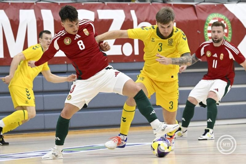 Szalmás Zoltán (b) és a litván Ignas Rastutis a Magyarország - Litvánia felkészülési futsalmérkőzésen a fővárosi Sterbinszky Amália Sportcsarnokban 2025. november 11-én. MTI/Bodnár Boglárka