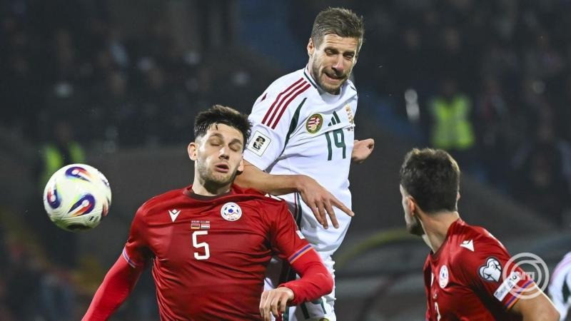 Varga Barnabás (k) gólt fejel az Örményország - Magyarország labdarúgó világbajnoki selejtező mérkőzésen a jereváni Szargszján Köztársasági Stadionban 2025. november 13-án. Mellette az örmény Sztyopa Mkrcsjan (b). MTI/Czeglédi Zsolt