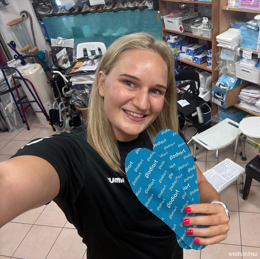 Kajdon Blanka, a Vác kézilabdázója az elkészült talpbetétével