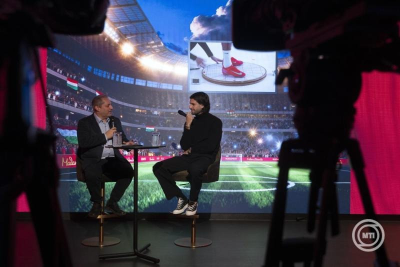 Hajdú B. István sportriporter, kommentátor (b) és Szoboszlai Dominik válogatott labdarúgó (j) pódiumbeszélgetése a 25 éves középpályás viaszszobrának leleplezése alkalmából a Madame Tussauds Budapest panoptikumban 2025. november 18-án. MTI/Kocsis Zoltán