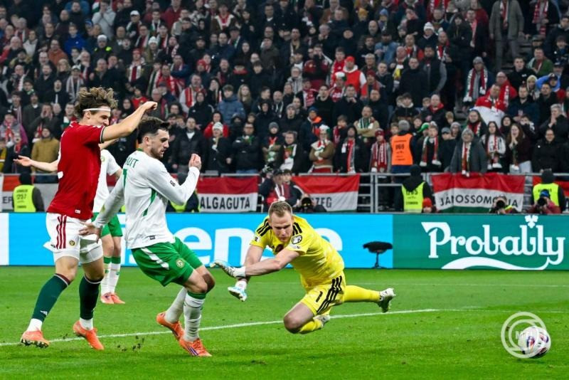 Az ír Troy Parrott (b2) gólt lő a Magyarország - Írország labdarúgó világbajnoki selejtező mérkőzésen a Puskás Arénában 2025. november 16-án. MTI/Hegedüs Róbert