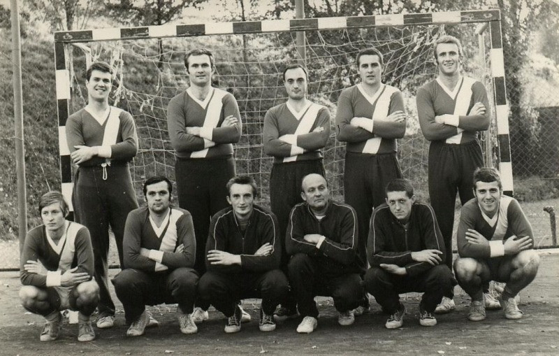 Vass Sándor álló sor jobb szélén - Fotó: kezitortenelem.hu