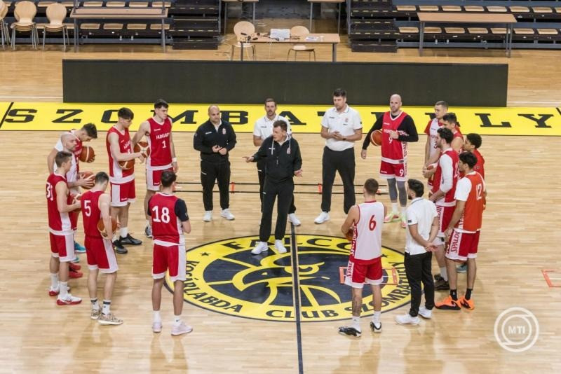 Gasper Okorn szövetségi kapitány (k) a világbajnoki selejtezőkre készülő magyar férfi kosárlabda-válogatott sajtónyilvános edzésén a szombathelyi Schaeffler Arena Savariában 2025. november 25-én. A magyar csapat november 29-én Finnország ellen játszik Szombathelyen, majd három nappal később idegenben Belgiumban. MTI/Katona Tibor