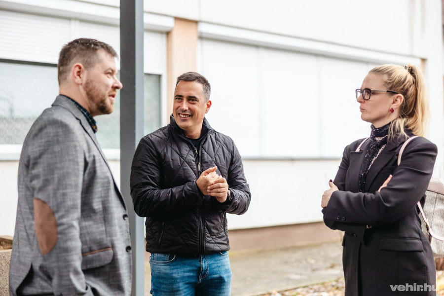 Börcsök Zsolt, a mentőállomás vezetője (balra)