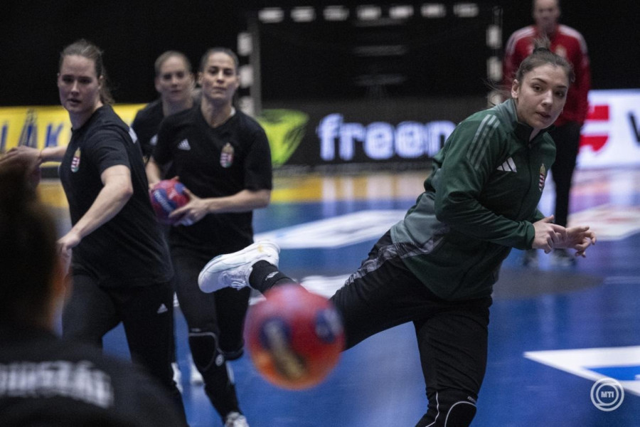 Vámos Petra (j) a magyar női kézilabda-válogatott edzésén a Maaspoort Arenában, a hollandiai ’s-Hertogenboschban a holland-német közös rendezésű női kézilabda-világbajnokság nyitónapján, 2025. november 26-án. MTI/Szigetváry Zsolt