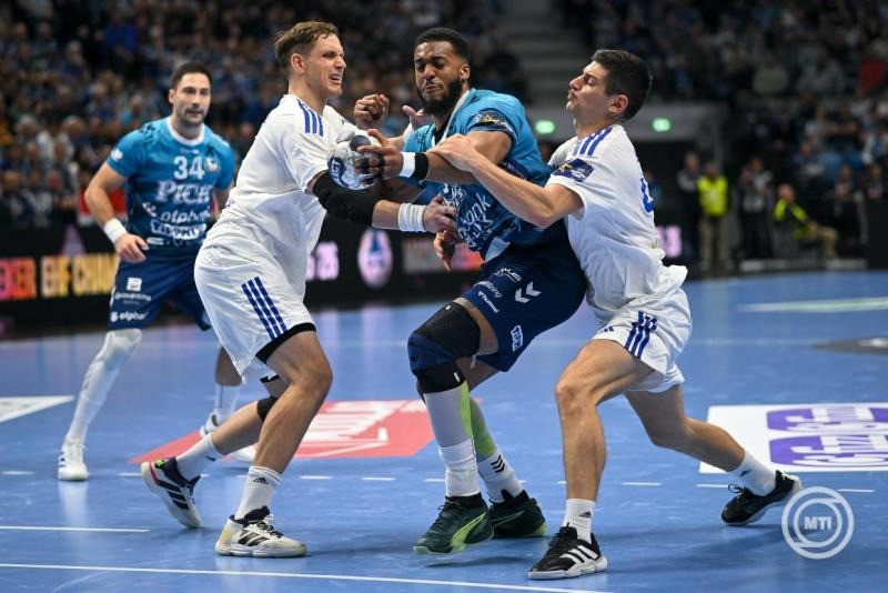 Jérémy Toto, a Szeged (k) valamint Patryk Walczak (b) és Aleks Kavcic, a PPD Zagreb játékosa a férfi kézilabda Bajnokok Ligája csoportkörében játszott OTP Bank - Pick Szeged - PPD Zagreb mérkőzésen a szegedi Pick Arénában 2025. november 27-én. MTI/Czeglédi Zsolt