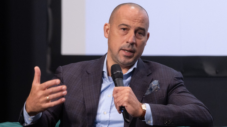 Schmidt Ádám sportért felelõs államtitkár a Médiaszolgáltatás-támogató és Vagyonkezelõ Alap (MTVA) Kunigunda útjai székházában tartott sajtótájékoztatón 2025. október 15-én. Kaliforniai álmok, avagy az LA10 küldetés címmel portrésorozatot indít az M4 Sport csatorna a sportért felelõs államtitkárság által meghirdetett LA10 programhoz kapcsolódva.MTI/Kocsis Zoltán