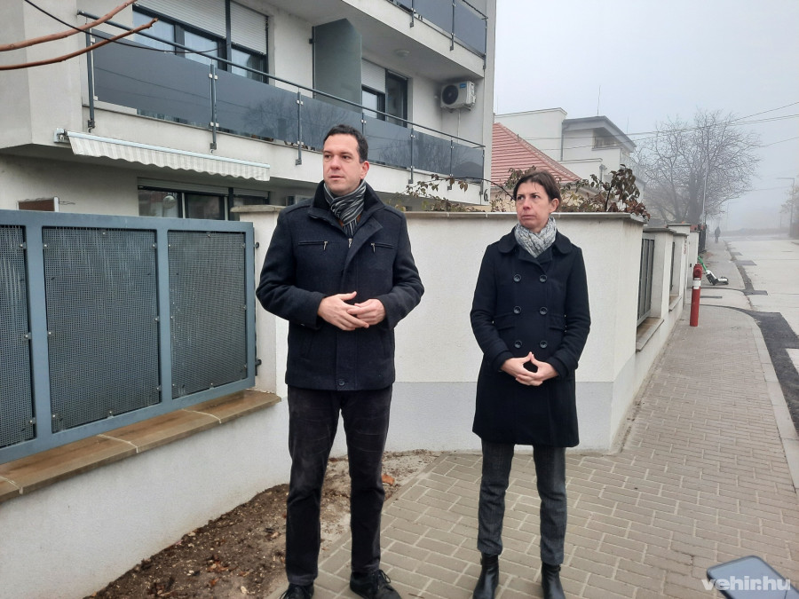 Kovács Áron önkormányzati képviselő és Durmics Zsuzsanna a Városfejlesztési Iroda vezetője