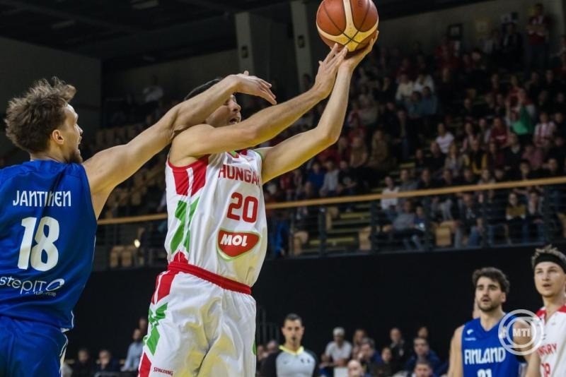 Perl Zoltán (j) és a finnMikael Jantunen a férfi kosárlabda világbajnoki selejtező G csoportjában játszott Magyarország - Finnország mérkőzésén a szombathelyi Schaeffler Arena Savariában 2025. november 28-án. MTI/Katona Tibor