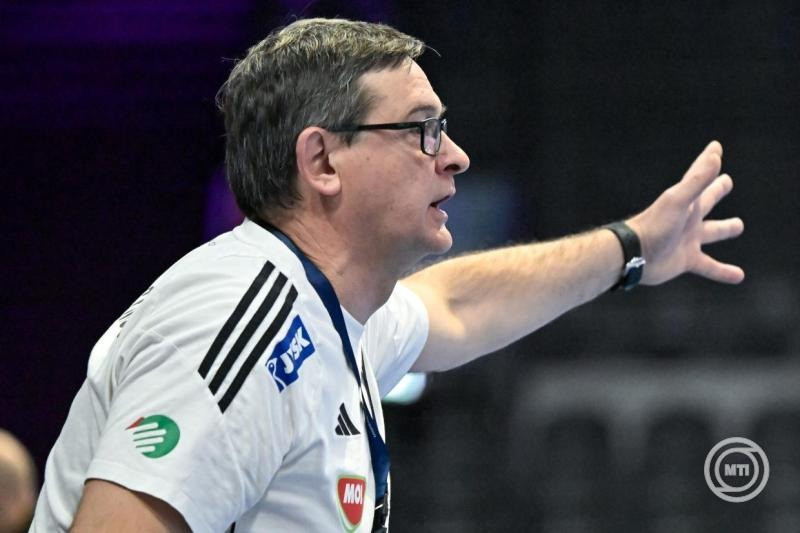 Golovin Vlagyimir szövetségi kapitány a német-holland közös rendezésű női kézilabda-világbajnokság középdöntőjének 2. fordulójában játszott Japán - Magyarország mérkőzésen Rotterdamban 2025. december 5-én. MTI/Szigetváry Zsolt