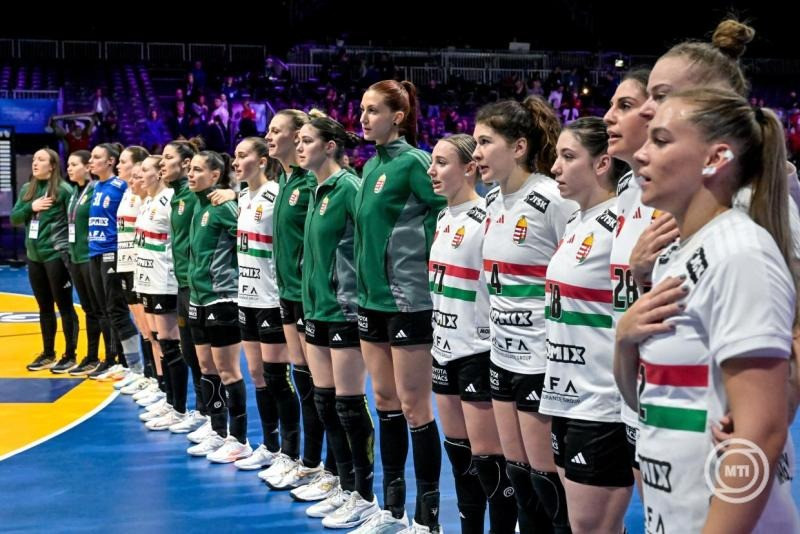 A magyar csapat tagjai a német-holland közös rendezésű női kézilabda-világbajnokság középdöntőjének 2. fordulójában játszott Japán - Magyarország mérkőzés után Rotterdamban 2025. december 5-én. A találkozó 26-26-os döntetlennel zárult, a magyar válogatott a negyeddöntőbe jutott. MTI/Szigetváry Zsolt