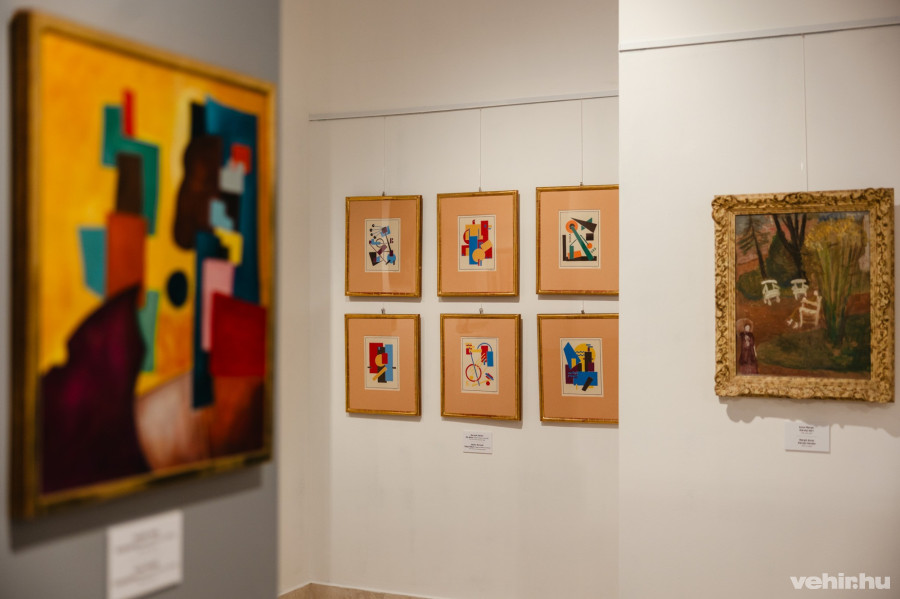 A második teremben kéttucat művész munkáiból láthatunk válogatást