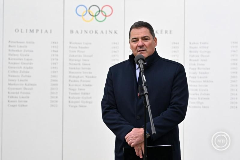 Gyulay Zsolt, a Magyar Olimpiai Bizottság (MOB) elnöke beszédet mond a MOB halottak napi megemlékezésén az elhunyt olimpiai bajnokok emlékfalánál a Farkasréti temetőben 2025. október 28-án. MTI/Illyés Tibor